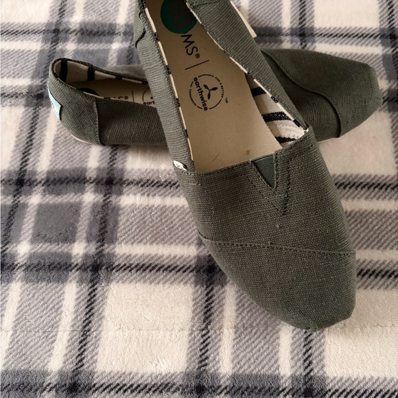 Toms Women's Green Canvas Loafers - Picture 1 of 5